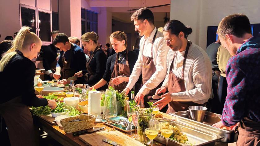 Gemeinsames Kochen bei den CMS Onboarding-Tagen