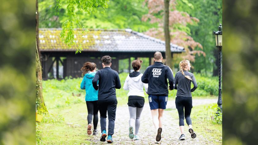 Gemeinsam aktiv: CMS Kolleginnen und Kollegen gehen zum Start des Tages gemeinsam joggen