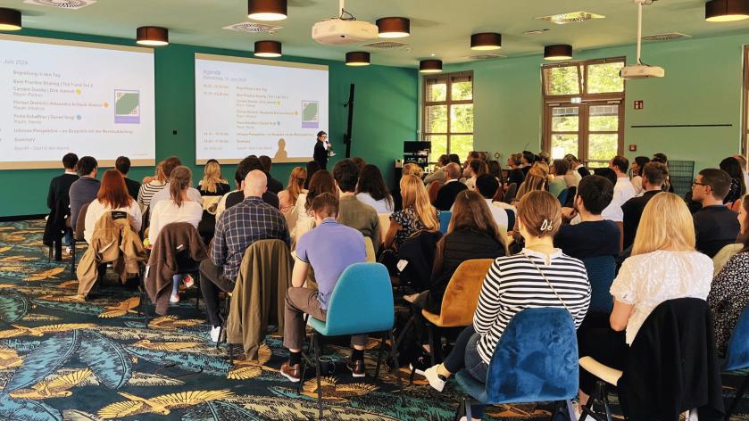 Gruppenszene: Tagung bei einer CMS Academy Veranstaltung
