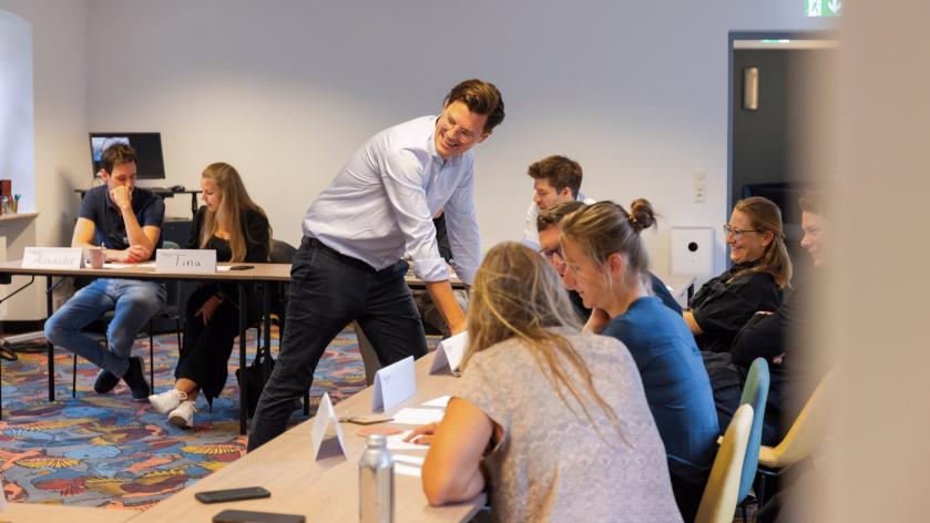 Freundliche Gesichter bei einem Academy Workshop in kleiner Runde