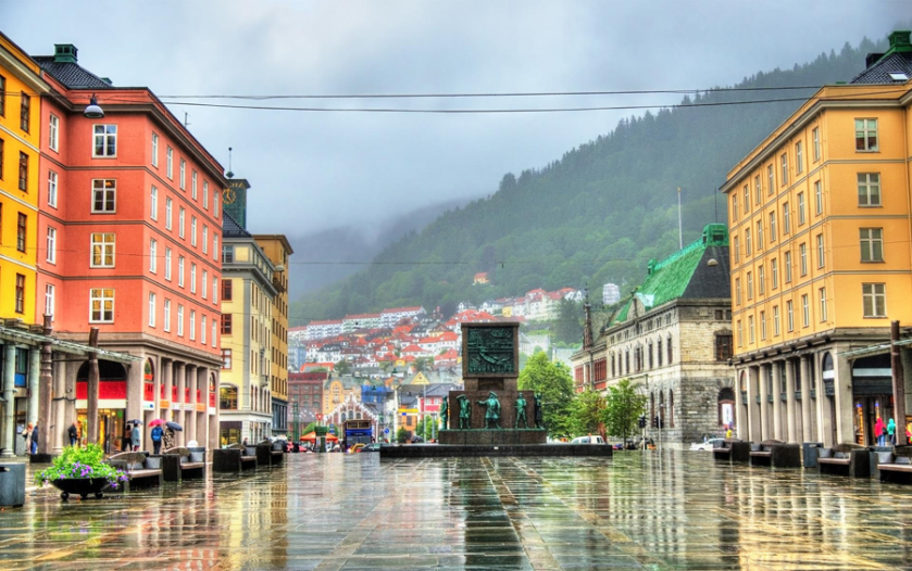 View-of-Torgallmenningen,-the-main-square-of-Bergen---Norway-900x564.png