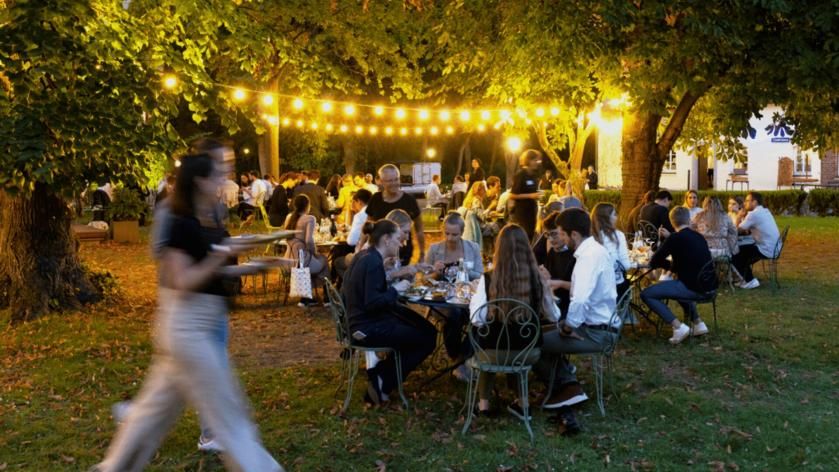 Networking und gemeinsames Essen in schöner Atmosphäre.