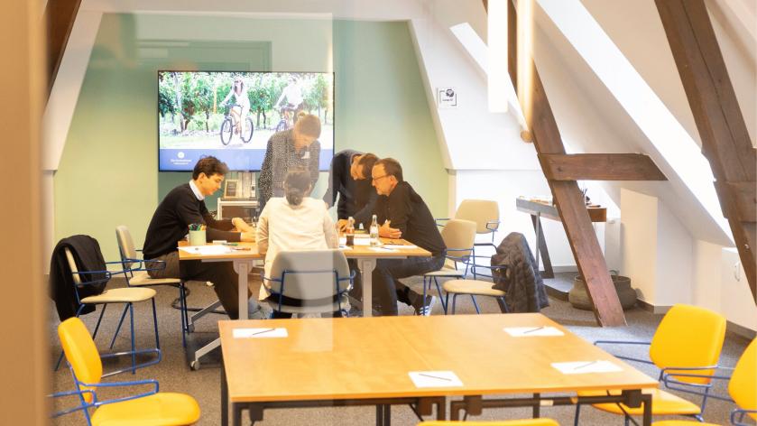 CMS Academy Workshop in kleiner Runde hinter einer Glaswand