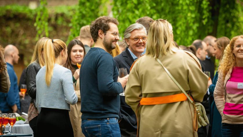Freundliche Gesichter bei entspanntem Networking im Rahmen der CMS Academy