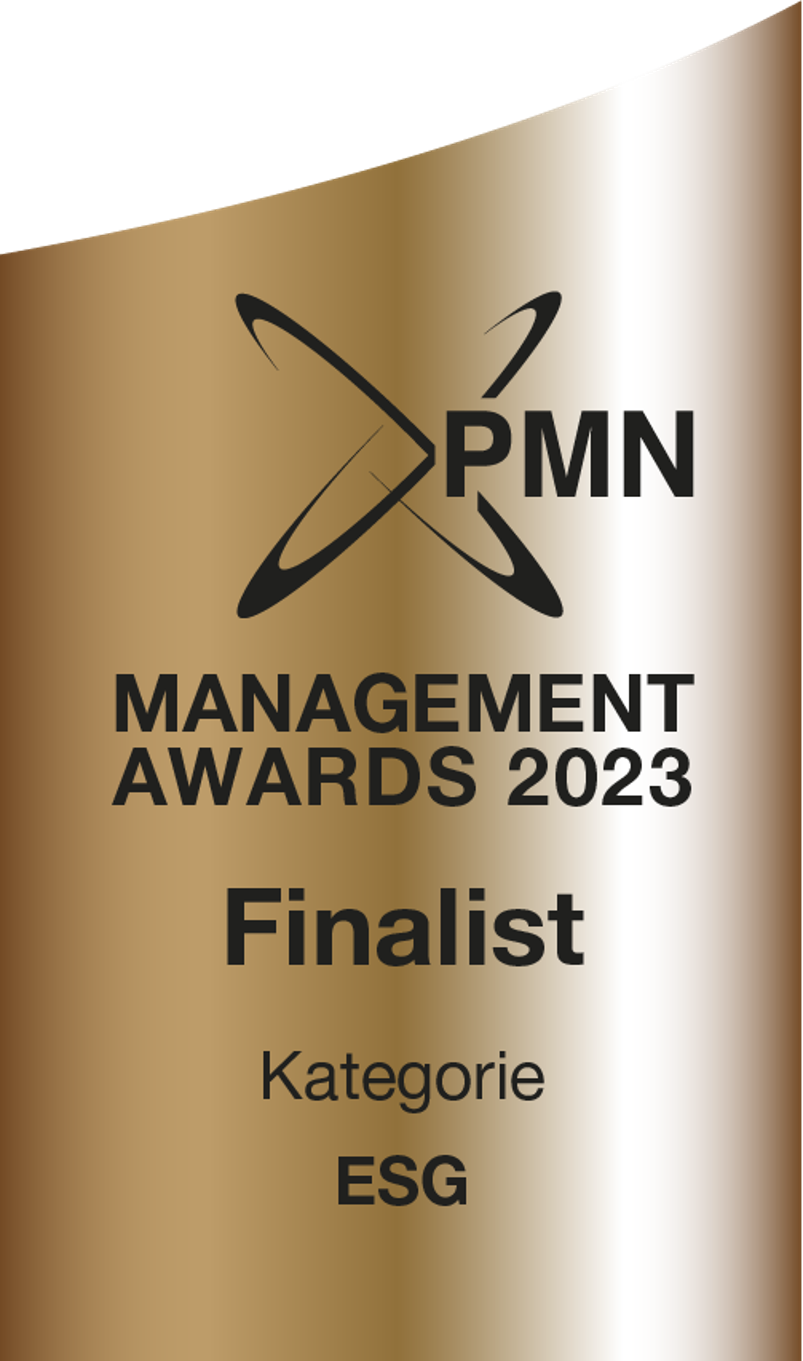 Goldenes Logo der PMN Management Awards 2023 mit der Auszeichnung „Finalist“ in der Kategorie ESG.
