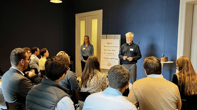 CMS Anwältinnen und Anwälte sitzen gemeinsam im Seminar und sprechen über ihr anwaltliches Profil und ihre Präsentationskompetenz