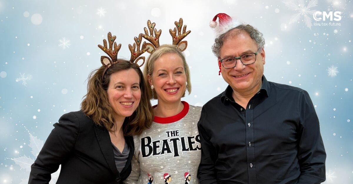 v.l.n.r.: Daniela Krömer, Andrea Potz und Christoph Wolf mit Weihnachtsdeko am Kopf-