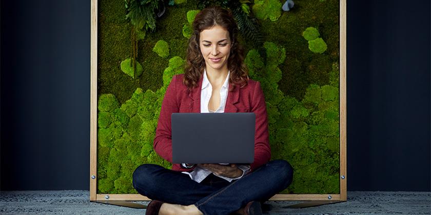 businesswoman sitting on the floor in green office 840x420.jpg