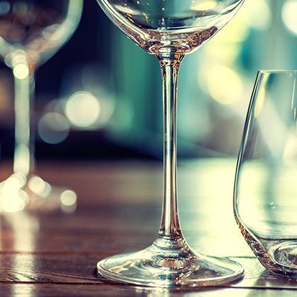 closeup picture of empty glasses in restaurant