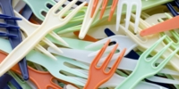 coloured plastic forks 的照片