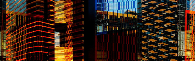 Dynamic_business_cityscape_CMS_trajetória_crescimento_2023;