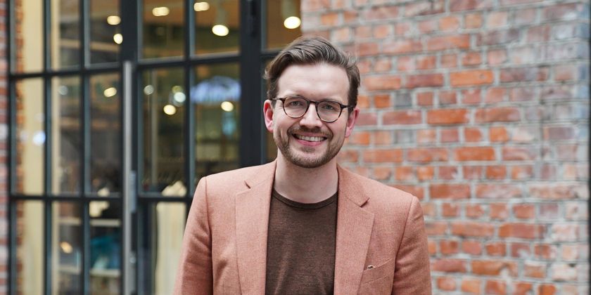  portrait of partner and lawyer Henrik at CMS Kluge with a brickwall behind