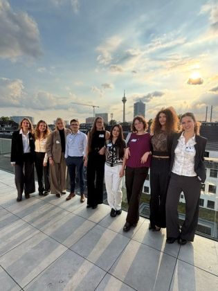 Die Praktikantinnen und Praktikanten stehen in einer Reihe auf der Terrasse des K&ouml;lner B&uuml;ros